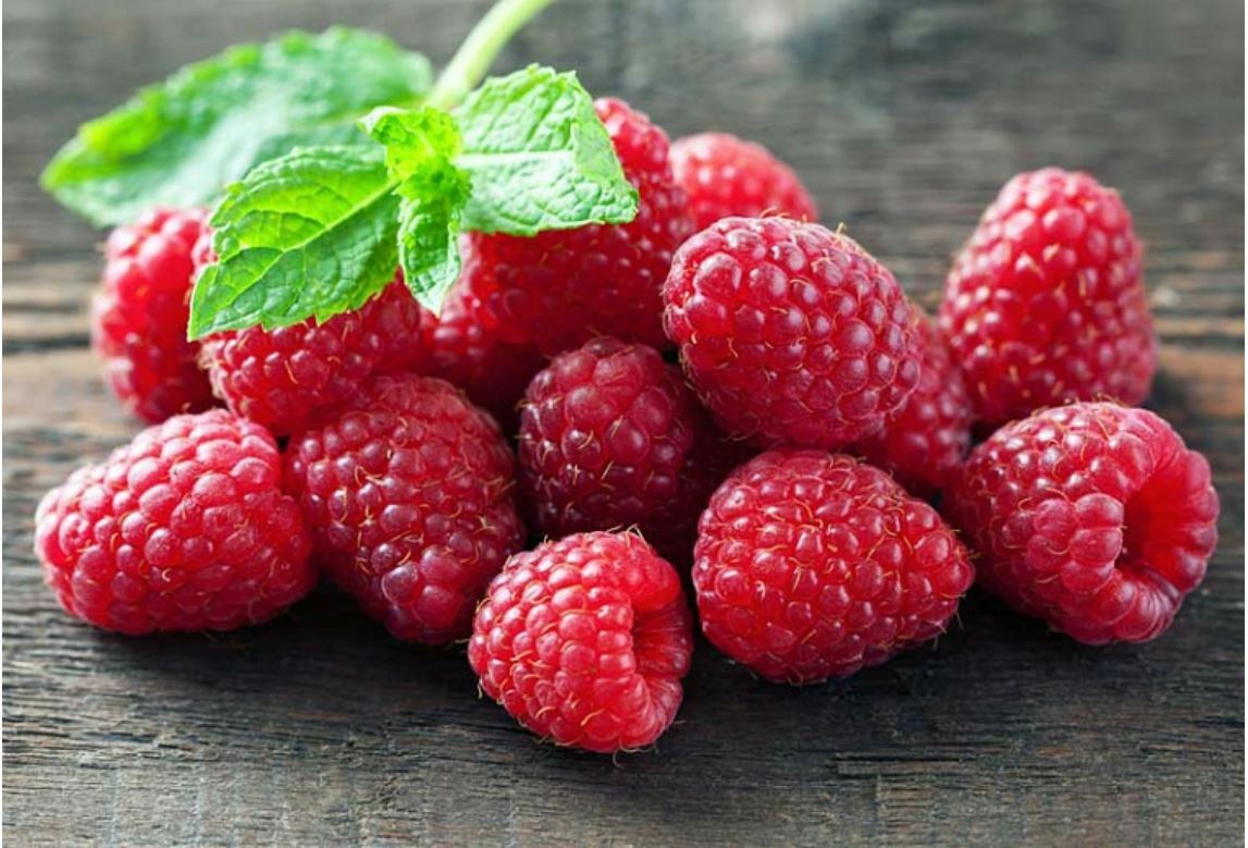  Raspberries on wood table with mint leaf (Gamalang)